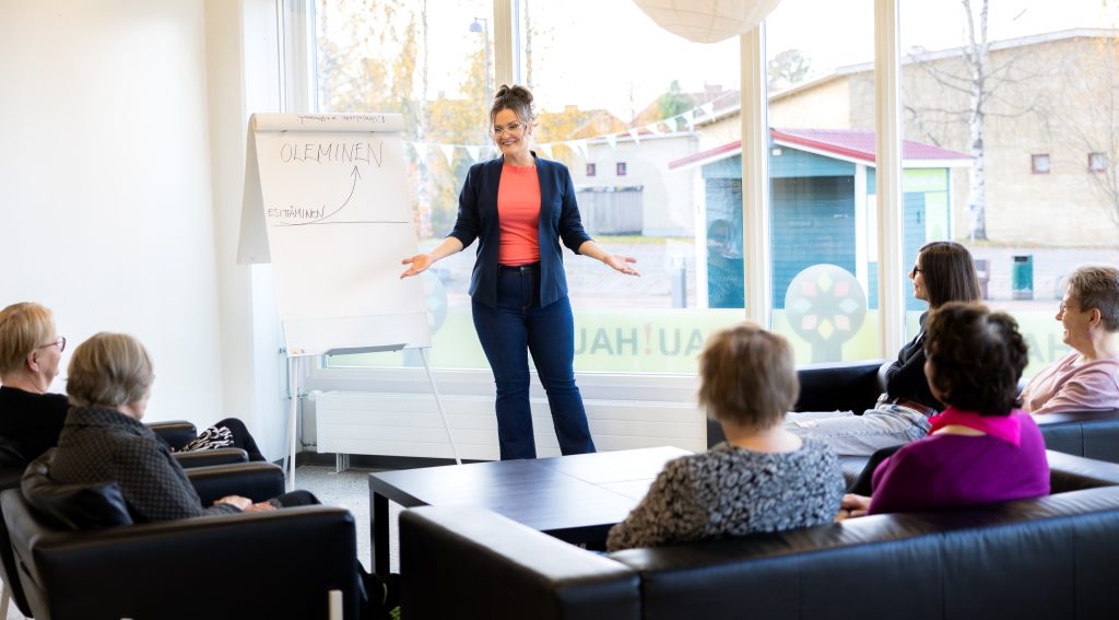 Esiintyisvalmentaja Katja Marttinen pitämässä esiintymisvalmennuksen tehokurssia ryhmälle