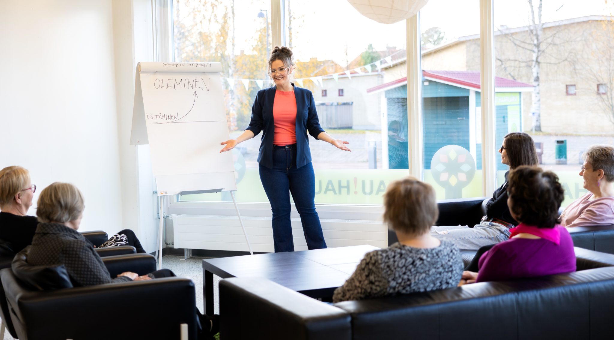 Esiintyisvalmentaja Katja Marttinen pitämässä esiintymisvalmennuksen tehokurssia ryhmälle