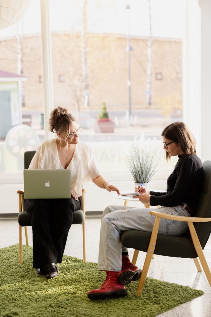 Olemisen Voiman esiintymisvalmentaja Katja Marttinen pitää henkilökohtaista esiintymisvalmennusta asiakkaalleen